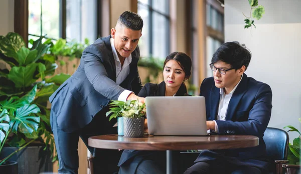 Grupo Negocios Profesionales Discutiendo Estrategia Reuniones Compartiendo Ideas Pensamientos Con —  Fotos de Stock