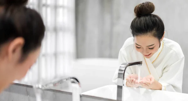 Beautiful Young Asian Woman Washing Clean Face Water Smiling Front — Stock Photo, Image