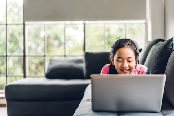 学校の子供の女の子は オンライン教育Eラーニングシステムで知識を勉強宿題を作るラップトップコンピュータを学び 見ています — ストック写真