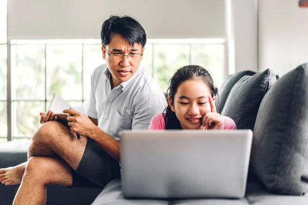 Padre Niño Asiático Niña Aprendiendo Mirando Computadora Portátil Haciendo Tarea — Foto de Stock