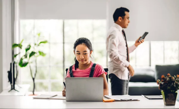 School Kind Klein Meisje Leren Kijken Naar Laptop Computer Maken — Stockfoto