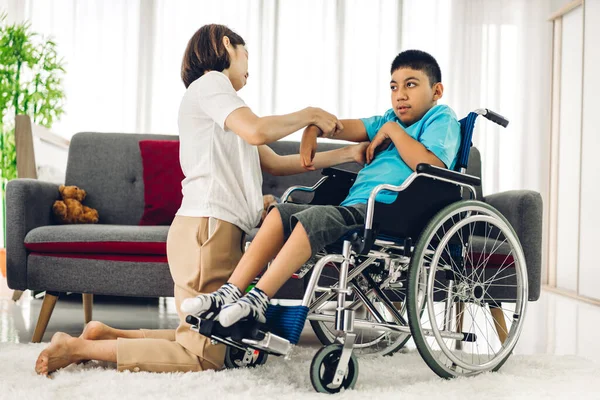 Portret Van Aziatische Fysiotherapeut Verzorger Helpen Spelen Met Speciale Gehandicapte — Stockfoto