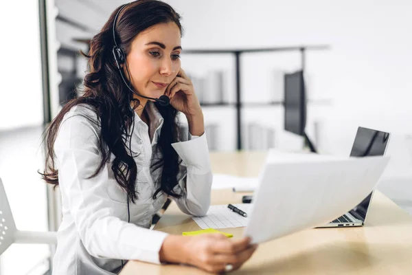 Gyönyörű Boldog Call Center Mosolygós Üzletasszony Üzemeltető Ügyfélszolgálat Konzultáció Telefon — Stock Fotó