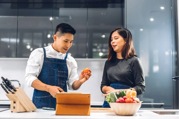 Junges Asiatisches Familienpaar Hat Spaß Beim Gemeinsamen Kochen Mit Frischem — Stockfoto