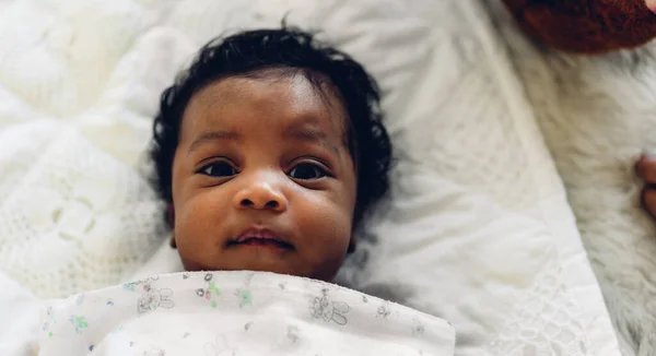 Retrato Lindo Adorable Bebé Afroamericano Pequeño Mirando Cámara Dormitorio Blanco — Foto de Stock