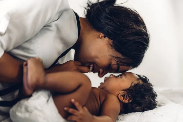 Retrato Desfrutar Amor Feliz Família Afro Americana Mãe Brincando Com — Fotografia de Stock