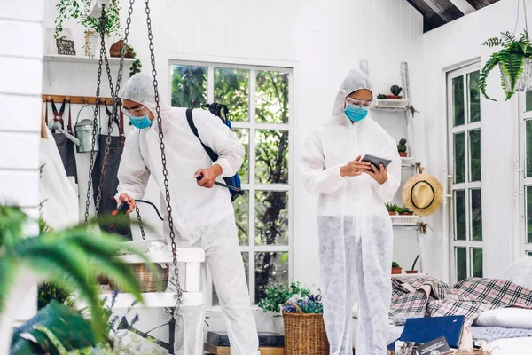 Professionele Teams Voor Desinfectie Werknemer Beschermende Masker Witte Pak Desinfecterende — Stockfoto