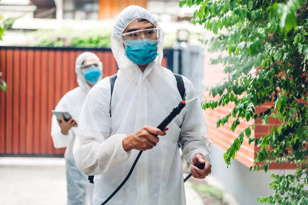 Professionele Teams Voor Desinfectie Werknemer Beschermende Masker Witte Pak Desinfecterende — Stockfoto