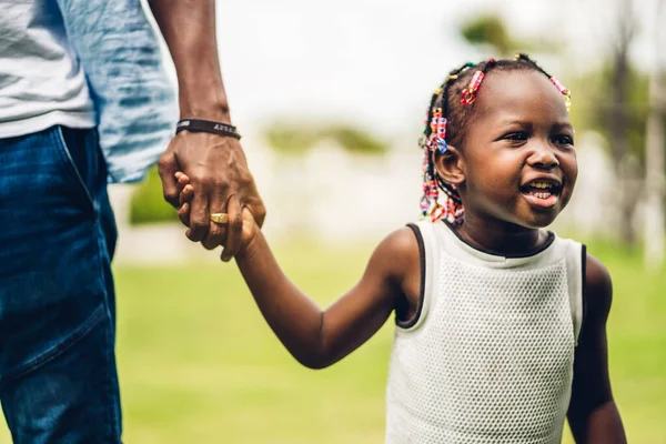 Πορτρέτο Του Απολαύσετε Ευτυχισμένη Αγάπη Μαύρο Οικογένεια Αφροαμερικανός Πατέρας Κρατώντας — Φωτογραφία Αρχείου