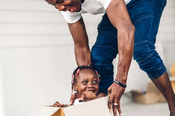 Retrato Desfrutar Amor Feliz Família Negra Afro Americana Pai Mãe — Fotografia de Stock