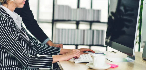 Exitoso Dos Negocios Casuales Discutiendo Trabajando Con Computer Creative Escritorio — Foto de Stock