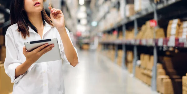 Portrait Asian Manager Worker Woman Standing Order Details Tablet Computer — Stock Photo, Image