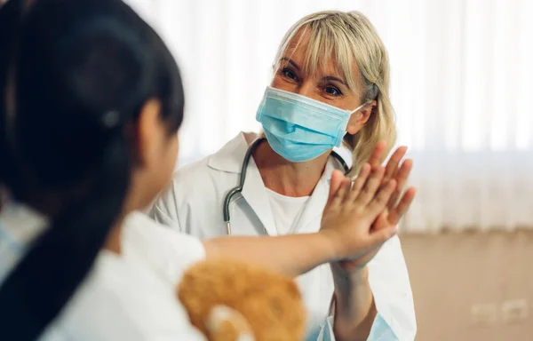 Koruyucu Maske Takan Kadın Doktor Küçük Kız Hastayla Konuşma Danışma — Stok fotoğraf