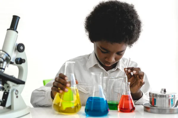 Afro Americano Bonito Menino Estudante Criança Aprendizagem Pesquisa Fazer Experimento — Fotografia de Stock