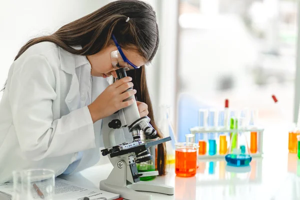 Menina Bonito Estudante Criança Aprendendo Pesquisa Fazer Experimento Químico Fazer — Fotografia de Stock