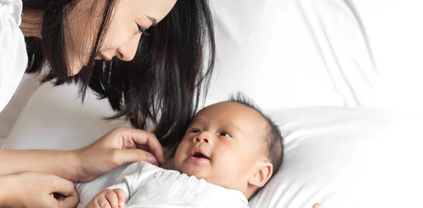 Mutlu Bir Aşk Portresi Asyalı Anne Sevimli Bir Asyalı Bebekle — Stok fotoğraf
