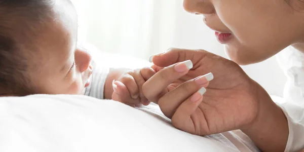 Retrato Disfrutar Del Amor Feliz Familia Asiática Madre Jugando Con — Foto de Stock