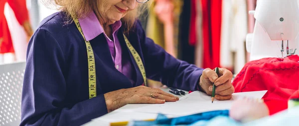 Portrait Elderly Woman Fashion Designer Stylish Sitting Working Sewing Machine — Stock Photo, Image