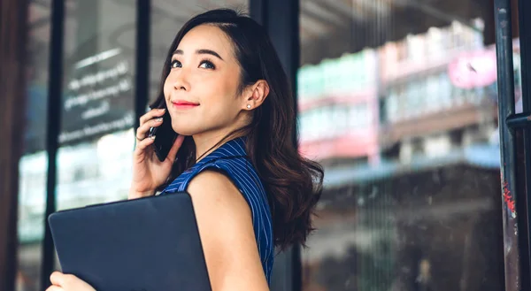 Portrait Smiling Happy Beautiful Asian Woman Relaxing Using Digital Smartphone — Stock Photo, Image