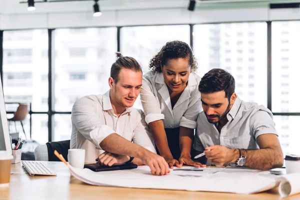 Grupp Professionella Affärsmöte Och Diskutera Strategi Med Nya Start Projekt — Stockfoto