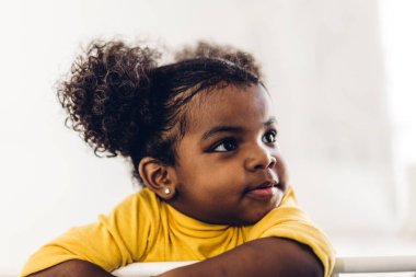 Mutlu gülümseyen küçük bir çocuğun portresi. Afro-Amerikan kızı evde.