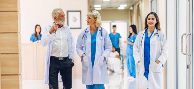 Steteskoplu bir grup profesyonel tıp doktoru hastanede konuşuyor ve tartışıyorlar. Sağlık sigortası kavramı.