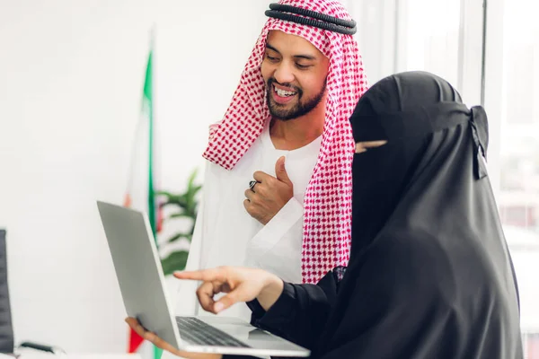 Successo Due Uomini Affari Arabi Che Lavorano Con Computer Portatile — Foto Stock