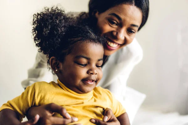 Madre Afroamericana Che Gioca Con Adorabile Bambina Afroamericana Casa Amore — Foto Stock