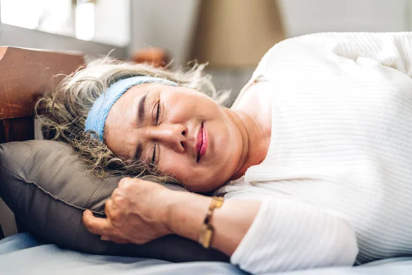 年长的亚洲女人熟睡 紧闭双眼 年长的女人感到放松 享受在床上的时光 — 图库照片