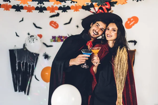 Cuplu Având Distractiv Ținând Dovleci Purtând Costume Halloween Carnaval Îmbrăcat — Fotografie, imagine de stoc