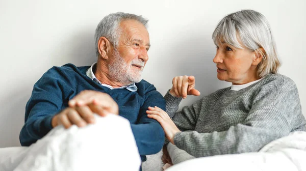 Nyugdíjas Boldog Pár Pihentető Beszélgető Együtt Feküdt Ágyban Hálószobában Nyugdíjas — Stock Fotó