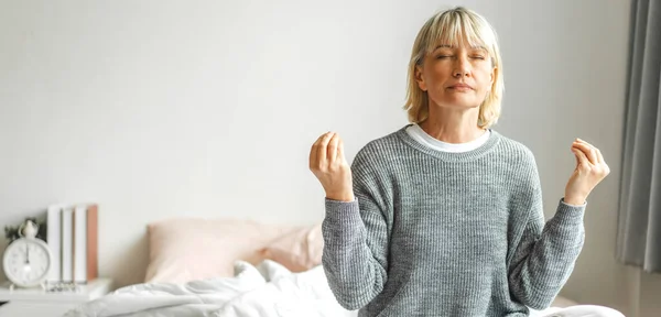 Portret Van Oudere Vrouw Zitten Doen Yoga Attractieve Senior Vrouw — Stockfoto