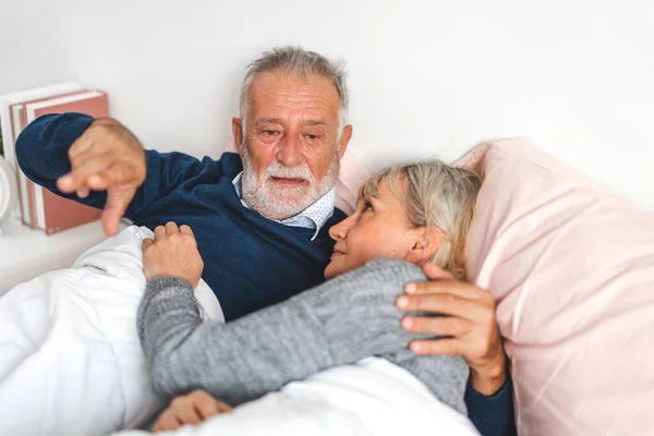 Senior Pareja Feliz Relajarse Hablar Juntos Tumbados Cama Dormitorio Concepto —  Fotos de Stock