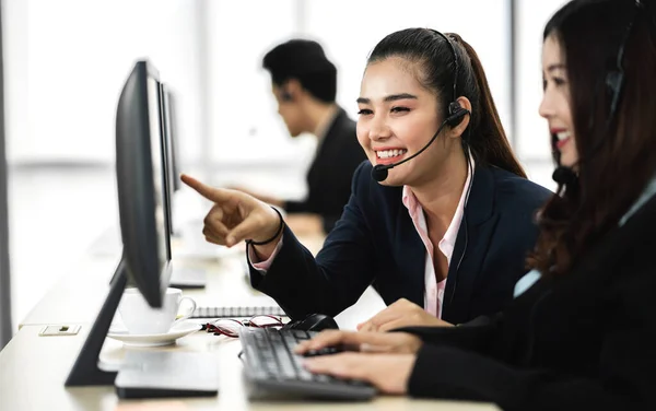 Grupo Feliz Asiático Sonriente Call Center Operador Negocios Atención Cliente — Foto de Stock