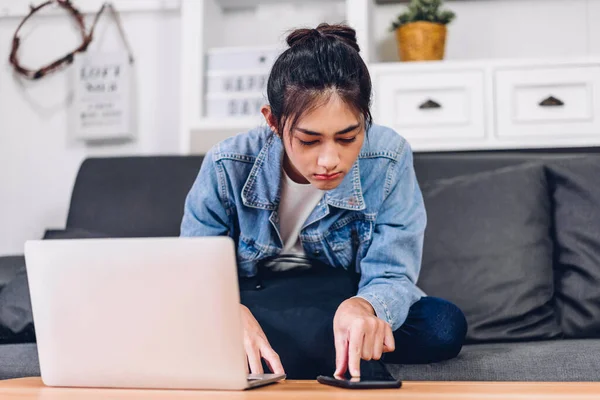 Jonge Lachende Aziatische Vrouw Ontspannen Met Behulp Van Laptop Computer — Stockfoto