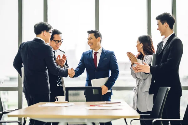 Stellen Sie Sich Zwei Asiatische Geschäftspartner Eleganten Anzug Vor Einer — Stockfoto