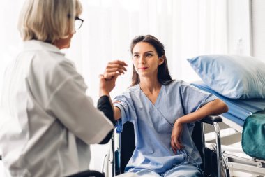 Kadın doktor danışmanlık ve el ele tutuşma hastanedeki doktor masasında güven tazeleme. Sağlık ve tıp