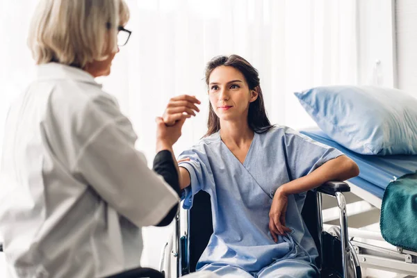 Kadın Doktor Danışmanlık Ele Tutuşma Hastanedeki Doktor Masasında Güven Tazeleme — Stok fotoğraf