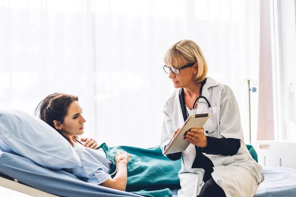 Steteskop Hizmeti Veren Kıdemli Kadın Doktor Hasta Kadın Hastaya Tabletle — Stok fotoğraf