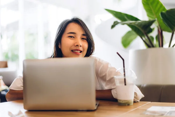 Porträt Eines Lächelnden Glücklich Schöne Asiatische Frau Entspannen Mit Laptop — Stockfoto