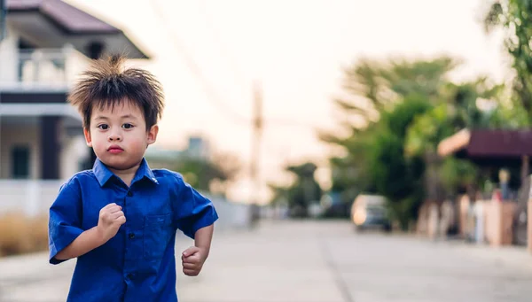 Portret Uroczy Mały Azjatycki Chłopiec Relaks Gry Zabawy Działa Parku — Zdjęcie stockowe