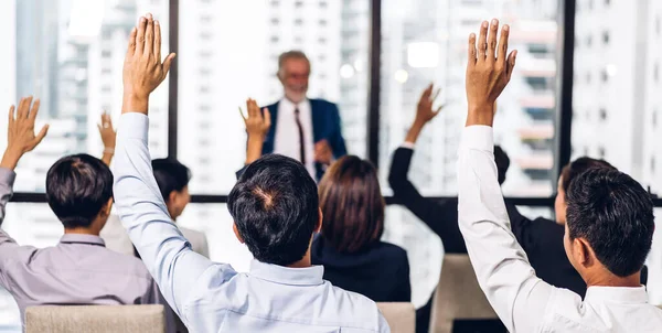 Biznesmen Stojący Przed Grupą Osób Konsultingu Seminarium Konferencyjnym Podnoszący Rękę — Zdjęcie stockowe