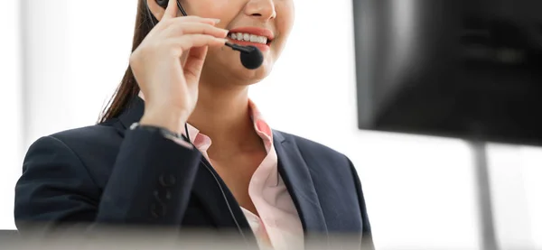 Hermosa Feliz Call Center Sonriendo Asiático Mujer Negocios Operador Atención — Foto de Stock