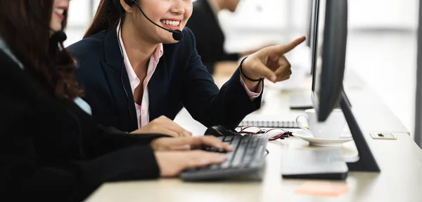 Grupp Glada Asiatiska Leende Call Center Affärsoperatör Kundsupport Team Telefon — Stockfoto