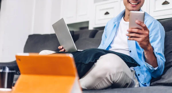 Jovem Sorrindo Asiático Homem Relaxante Usando Computador Portátil Trabalhando Vídeo — Fotografia de Stock