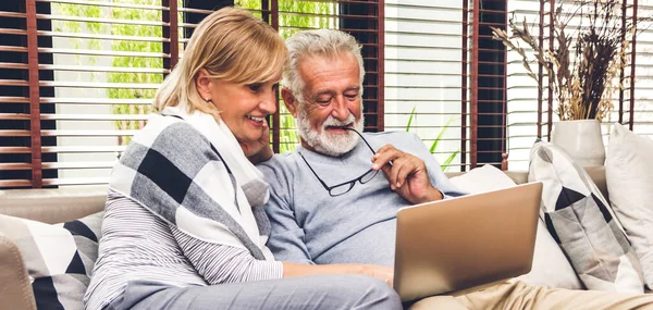 Äldre Par Familj Som Har Trevligt Att Använda Bärbar Dator — Stockfoto