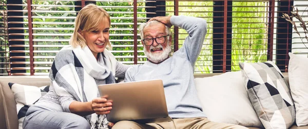 Äldre Par Familj Som Har Trevligt Att Använda Bärbar Dator — Stockfoto