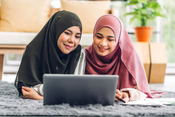 Genç Gülümseyen Mutlu Asyalı Müslüman Kadın Evde Dizüstü Bilgisayar Tablet — Stok fotoğraf