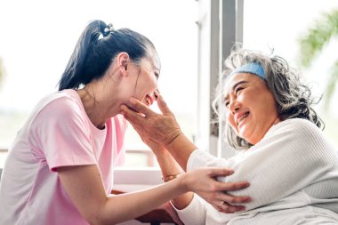 Mutlu bir aşk portresi. Asyalı bir aile. Yaşlı, olgun bir anne ve genç bir kız.