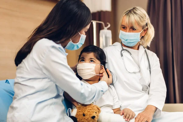 Kız Hizmetleri Için Koruyucu Maske Takan Kadın Doktor Küçük Kız — Stok fotoğraf